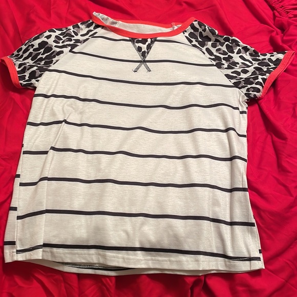 Cute Cheetah Accent Top! - Picture 2 of 4